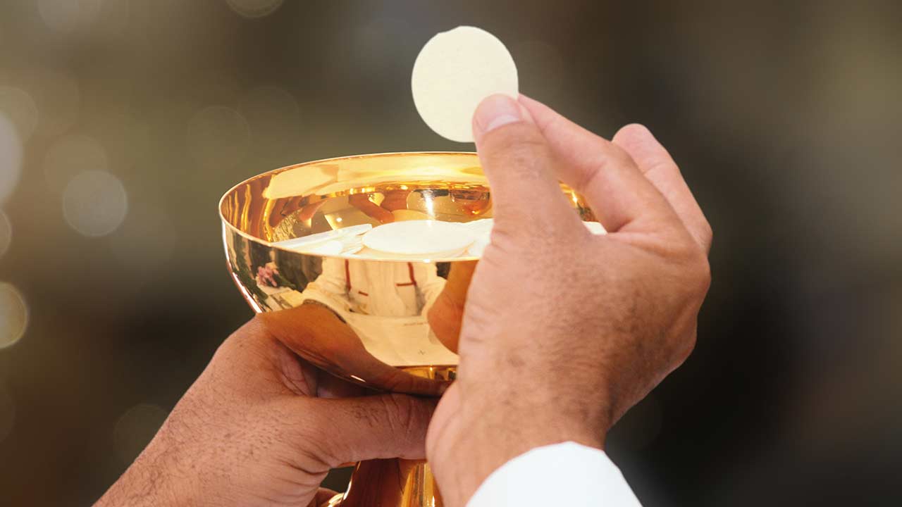 Quem vive uma união estável há muito tempo pode comungar?  - Jornal O São Paulo