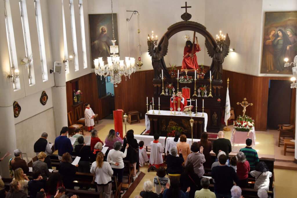 Na Festa da Exaltação da Santa Cruz, fiéis veneram o novo crucifixo da Paróquia Senhor Bom Jesus dos Passos - Jornal O São Paulo