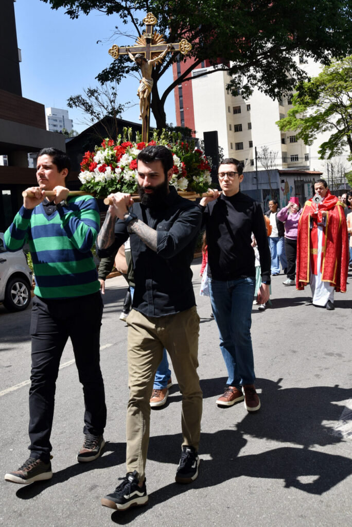 Na Festa da Exaltação da Santa Cruz, fiéis veneram o novo crucifixo da Paróquia Senhor Bom Jesus dos Passos - Jornal O São Paulo