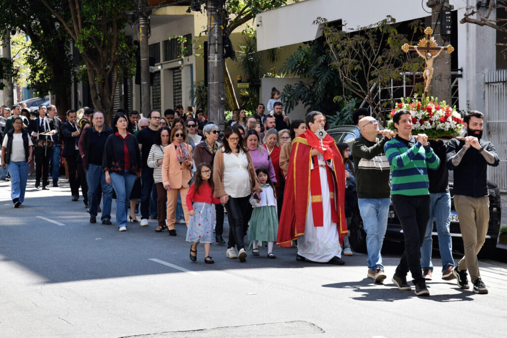 Na Festa da Exaltação da Santa Cruz, fiéis veneram o novo crucifixo da Paróquia Senhor Bom Jesus dos Passos - Jornal O São Paulo