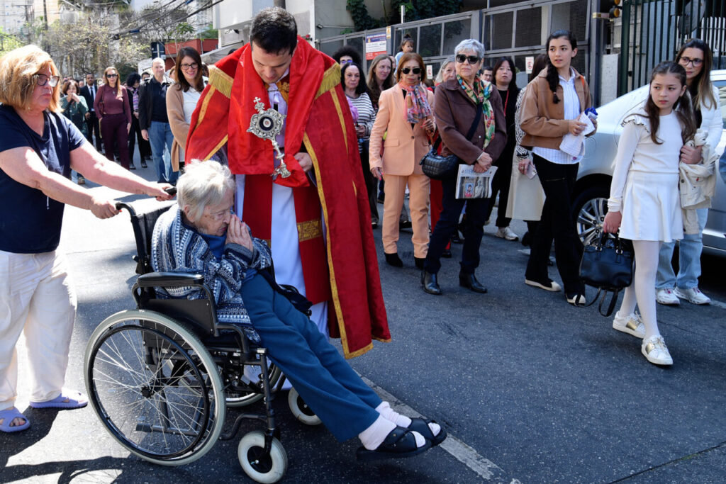 Na Festa da Exaltação da Santa Cruz, fiéis veneram o novo crucifixo da Paróquia Senhor Bom Jesus dos Passos - Jornal O São Paulo