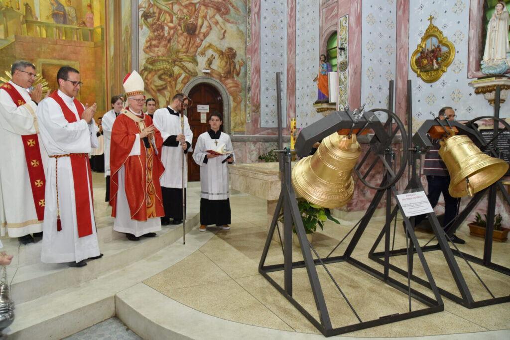 Cardeal Scherer abençoa os primeiros sinos da Paróquia Santa Cândida  - Jornal O São Paulo