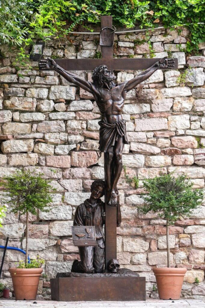 Escultura de Carlo Acutis é inaugurada no jardim próximo ao seu túmulo - Jornal O São Paulo