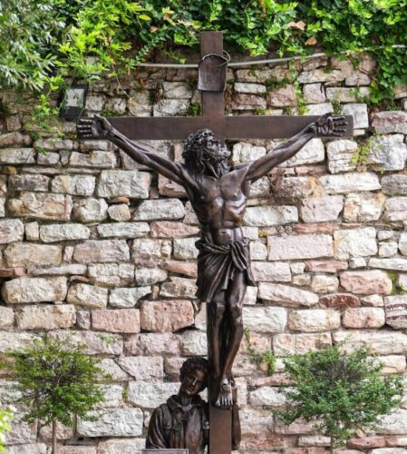 Escultura de Carlo Acutis é inaugurada no jardim próximo ao seu túmulo - Jornal O São Paulo