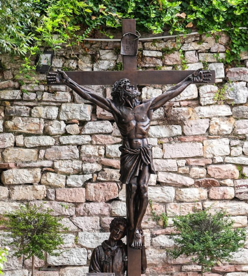 Escultura de Carlo Acutis é inaugurada no jardim próximo ao seu túmulo - Jornal O São Paulo