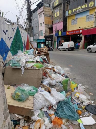Nas periferias Norte e Noroeste, lixo comum, recicláveis e volumosos se acumulam em vias públicas - Jornal O São Paulo