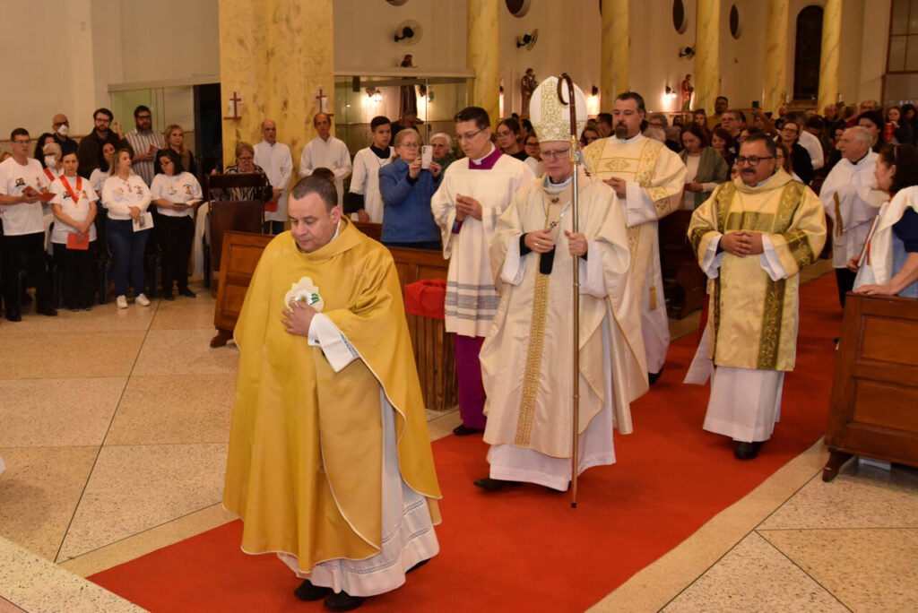 Na Vila Ipojuca, Dom Odilo dedica a igreja e consagra o altar da Paróquia São João Batista - Jornal O São Paulo