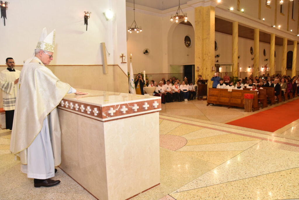 Na Vila Ipojuca, Dom Odilo dedica a igreja e consagra o altar da Paróquia São João Batista - Jornal O São Paulo