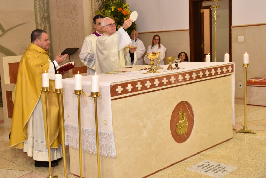 Na Vila Ipojuca, Dom Odilo dedica a igreja e consagra o altar da Paróquia São João Batista - Jornal O São Paulo