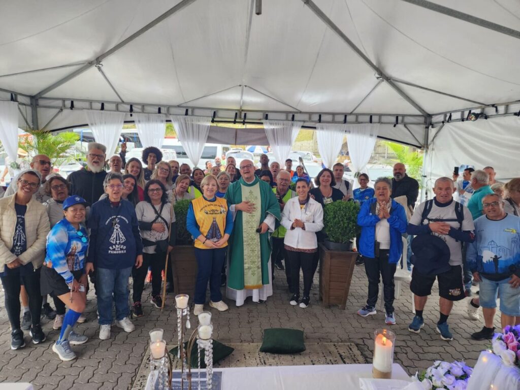 Sacramentos são oferecidos a romeiros que vão a pé ao Santuário Nacional de Aparecida - Jornal O São Paulo