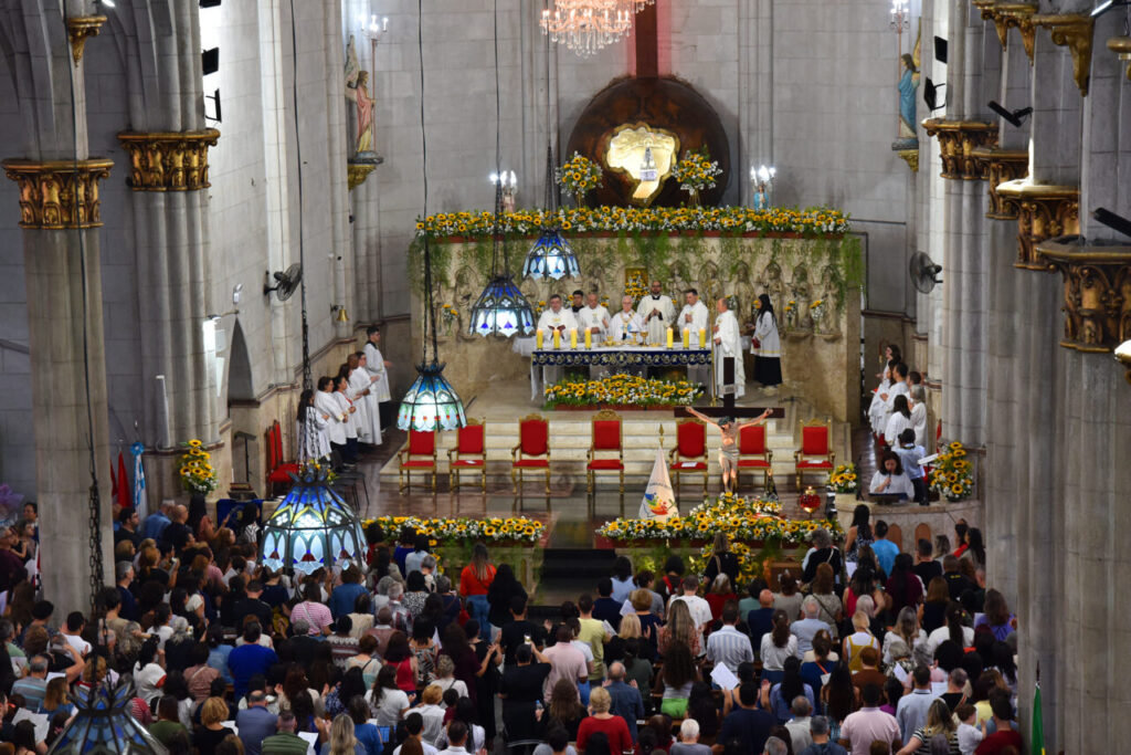 Devotos da ‘Mãe Aparecida’ lotam santuário arquidiocesano no Ipiranga - Jornal O São Paulo