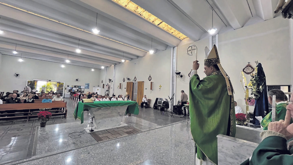 Dom Cícero preside missas com Crismas em paróquias do Belém - Jornal O São Paulo