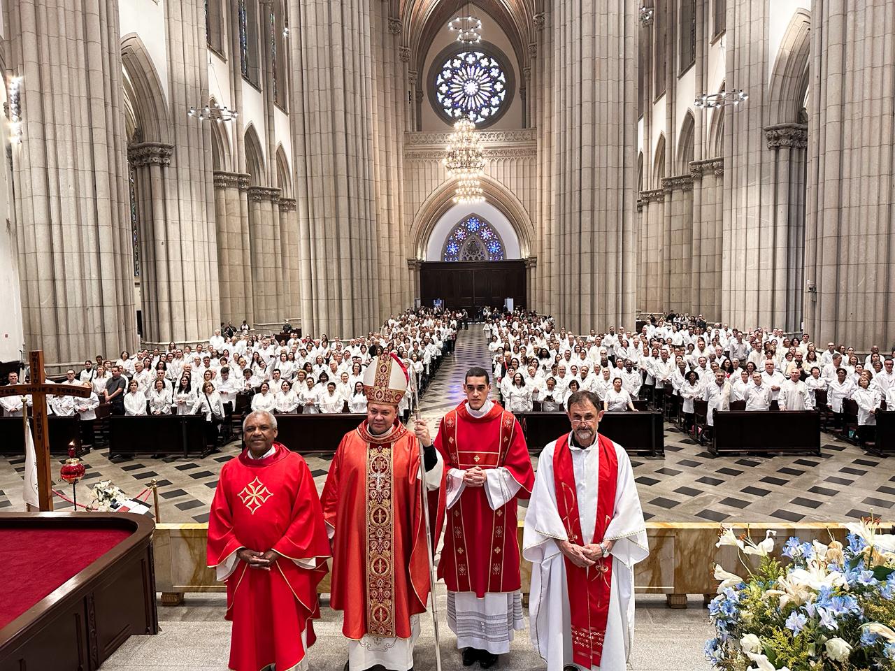 Sé: Ministros extraordinários da Sagrada Comunhão peregrinam no Ano Jubilar - Jornal O São Paulo