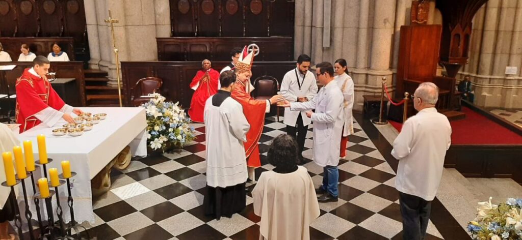 Sé: Ministros extraordinários da Sagrada Comunhão peregrinam no Ano Jubilar - Jornal O São Paulo