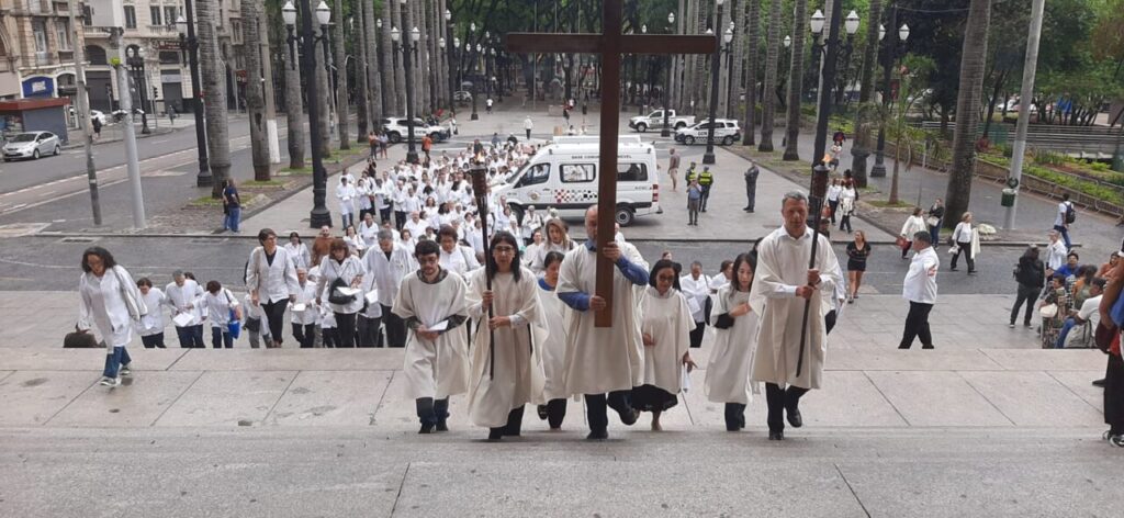 Sé: Ministros extraordinários da Sagrada Comunhão peregrinam no Ano Jubilar - Jornal O São Paulo