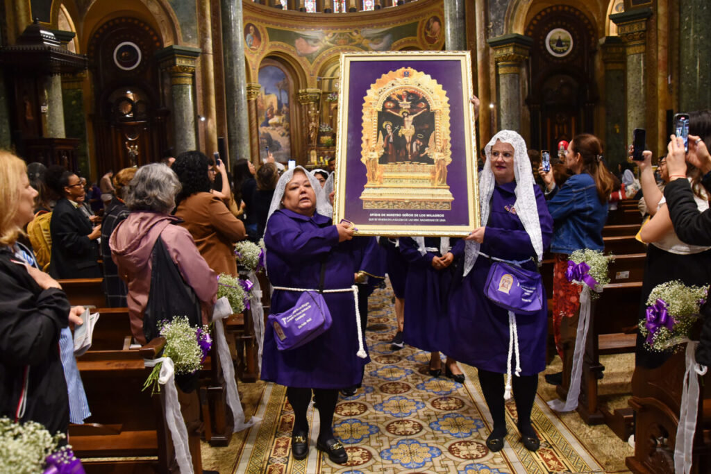 Festa do ‘Señor de los Milagros’: peruanos mostram que não há fronteiras para o amor a Cristo - Jornal O São Paulo