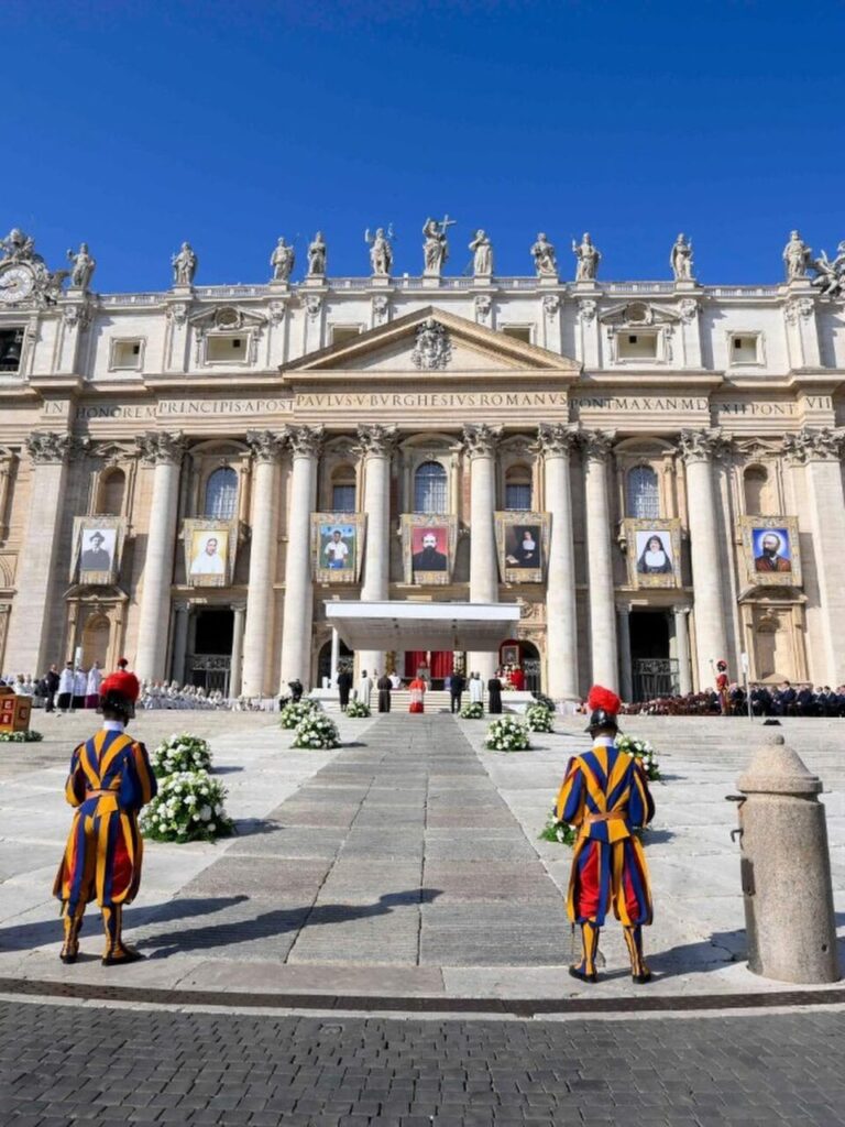 Papa canoniza 7 novos santos e diz: ‘Não cansemos de rezar’ - Jornal O São Paulo