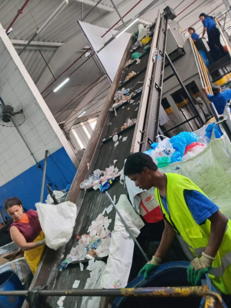 Nas cooperativas de reciclagem, o ‘lixo’ muda destinos - Jornal O São Paulo