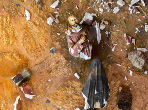 Qual deve ser o destino de imagens ou crucifixos quebrados?  - Jornal O São Paulo