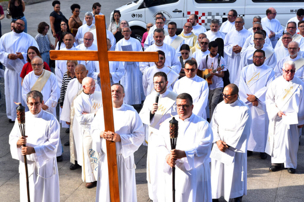 Animados na esperança, diáconos peregrinam à Catedral da Sé no Ano Jubilar - Jornal O São Paulo