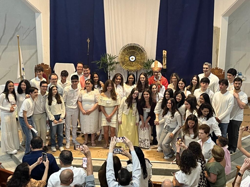 Mais de 200 jovens e adultos são crismados por Dom Rogério em 3 paróquias da Região Sé - Jornal O São Paulo