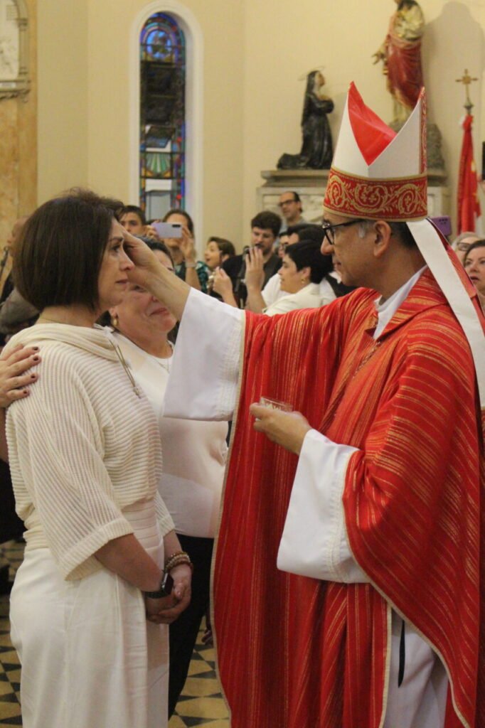 Mais de 200 jovens e adultos são crismados por Dom Rogério em 3 paróquias da Região Sé - Jornal O São Paulo