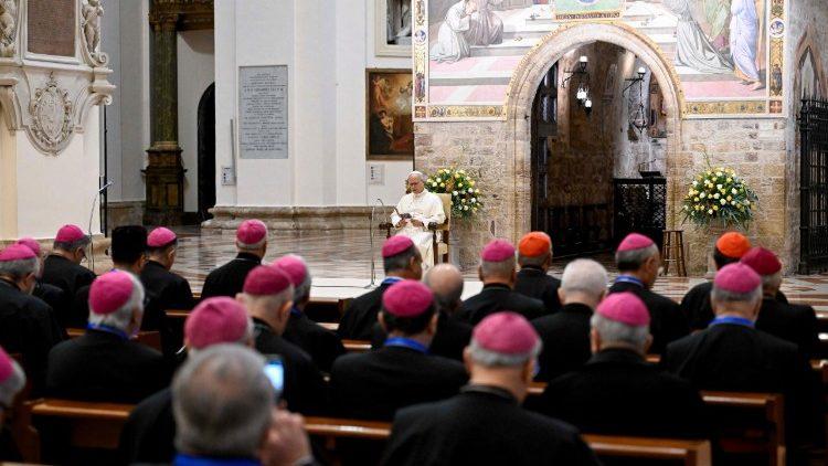 Leão XIV aos bispos italianos: ‘Continuem próximos das famílias, dos jovens, dos idosos e de quem vive sozinho’ - Jornal O São Paulo