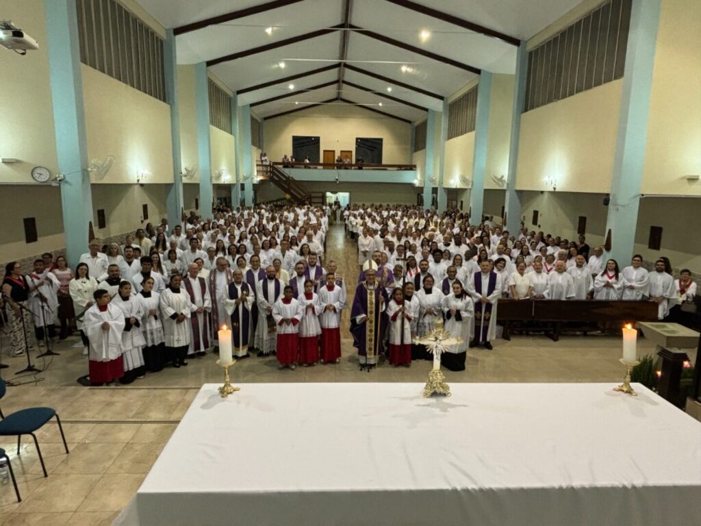 Na Lapa, Dom Edilson preside com Crismas, investe MESCs e missa do EJC - Jornal O São Paulo