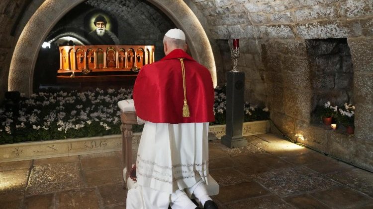 Papa reza diante do túmulo de São Charbel Maklūf, ‘guardião do silêncio na vida escondida’ - Jornal O São Paulo