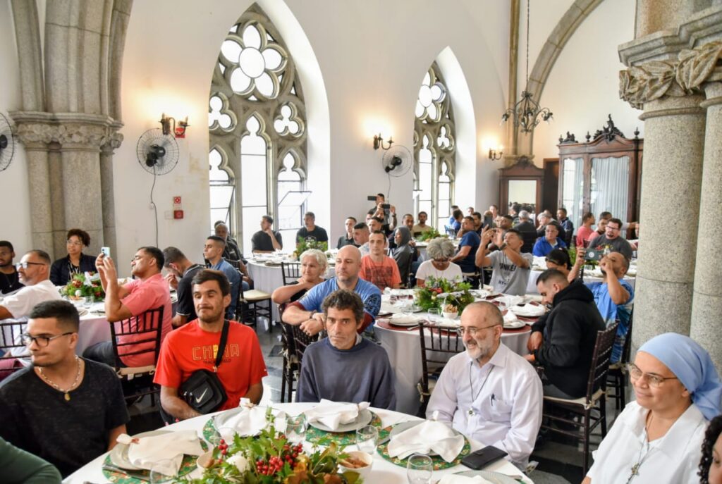Em preparação para o Natal, acolhidos da Missão Belém participam de missa e de almoço na Catedral da Sé - Jornal O São Paulo