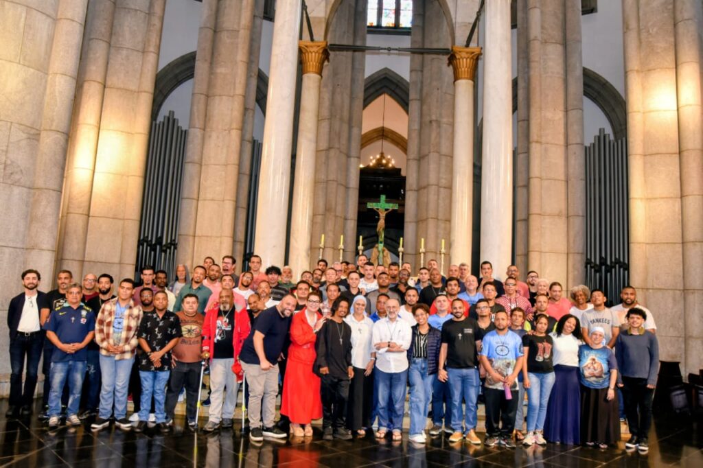 Em preparação para o Natal, acolhidos da Missão Belém participam de missa e de almoço na Catedral da Sé - Jornal O São Paulo