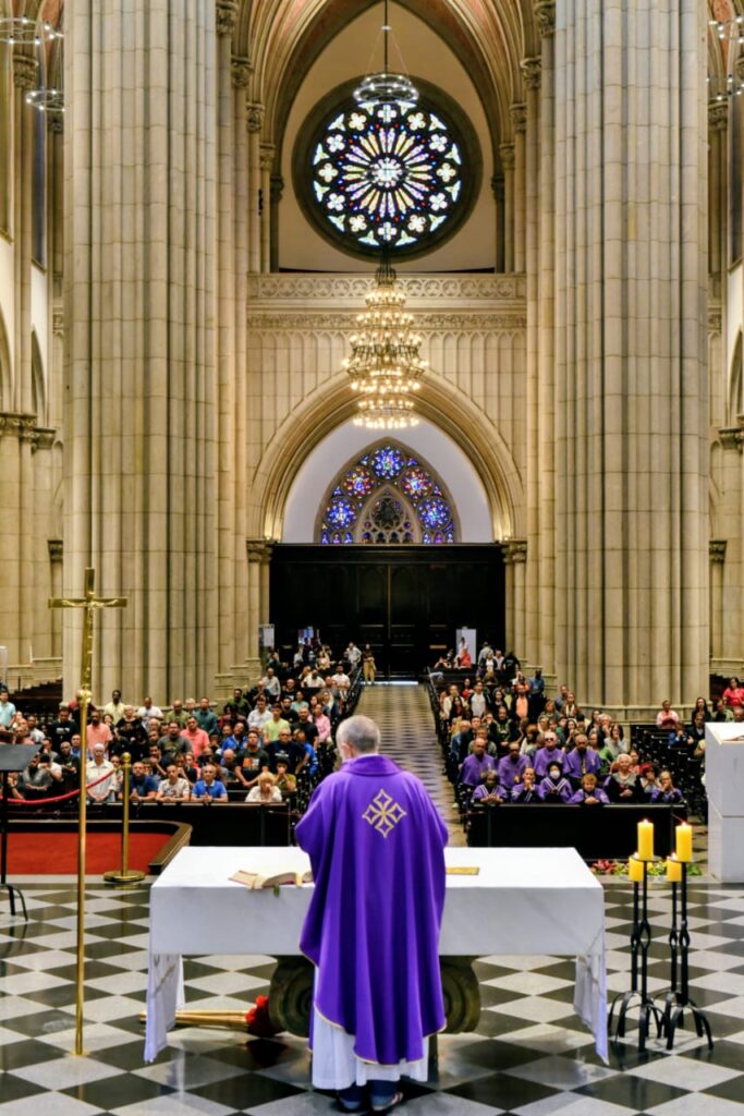 Em preparação para o Natal, acolhidos da Missão Belém participam de missa e de almoço na Catedral da Sé - Jornal O São Paulo