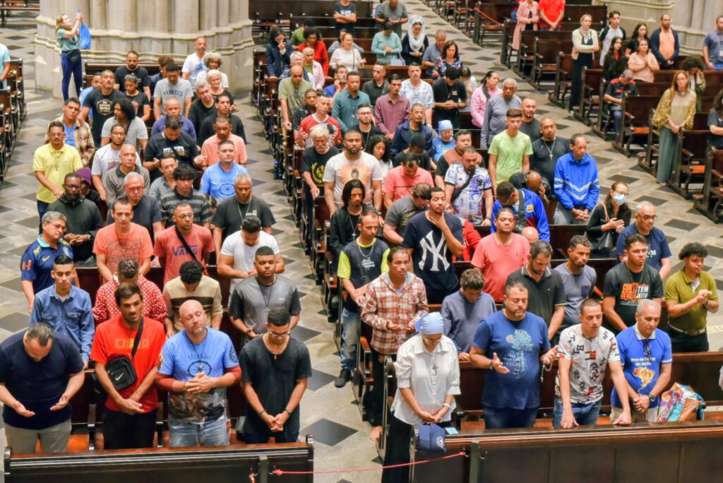 Em preparação para o Natal, acolhidos da Missão Belém participam de missa e de almoço na Catedral da Sé - Jornal O São Paulo