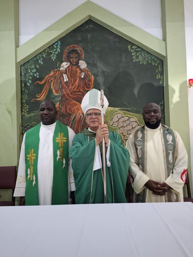 Dom Carlos Silva dá posse ao novo pároco da Paróquia Bom Pastor - Jornal O São Paulo