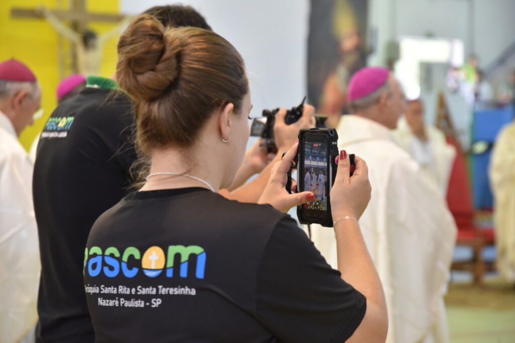 Entre o digital e o presencial: viver a fé em tempos on-life - Jornal O São Paulo