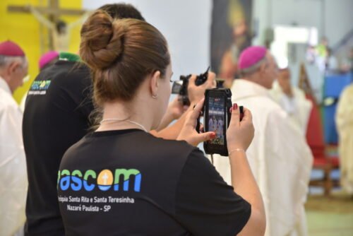 Entre o digital e o presencial: viver a fé em tempos on-life