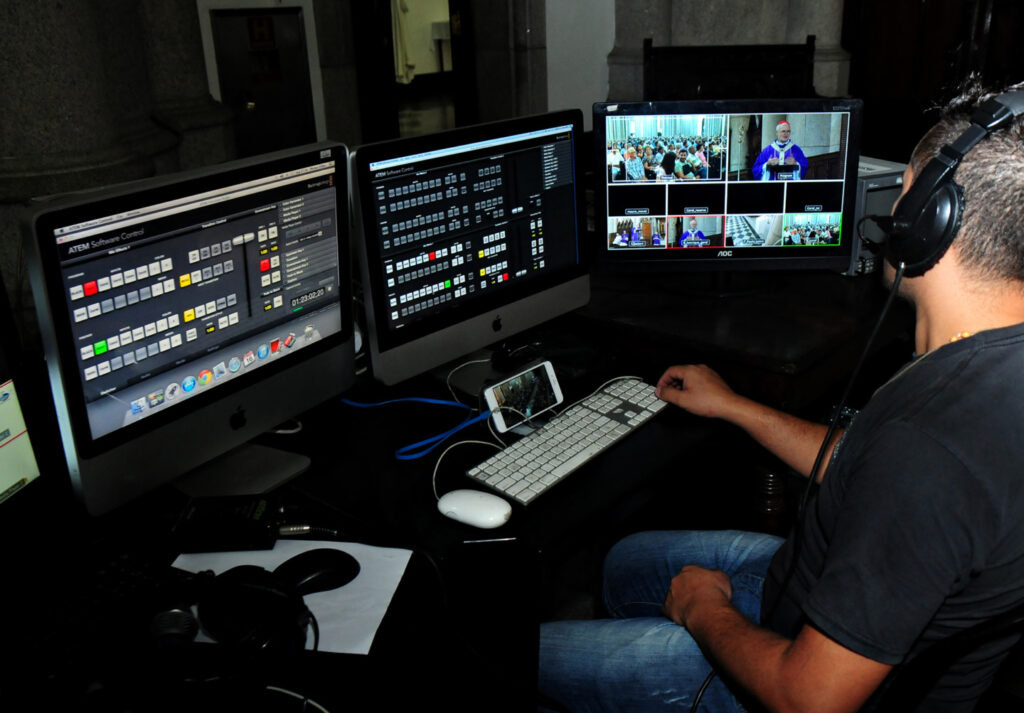 Entre o digital e o presencial: viver a fé em tempos on-life - Jornal O São Paulo