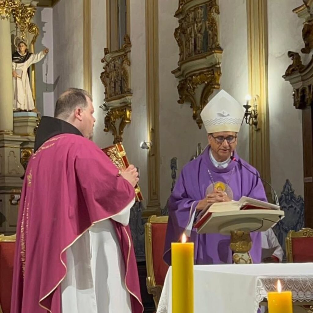 Dom Rogério preside Crismas e dá posse a párocos na Região Sé - Jornal O São Paulo