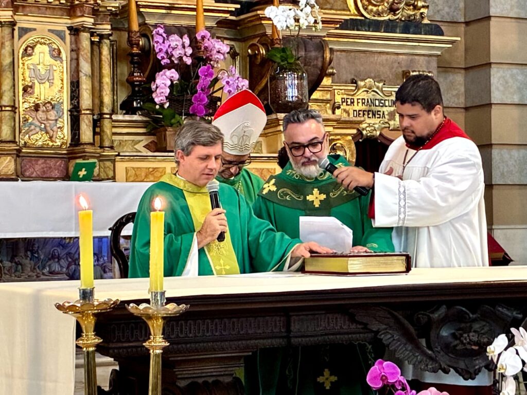 Dom Rogério preside Crismas e dá posse a párocos na Região Sé - Jornal O São Paulo