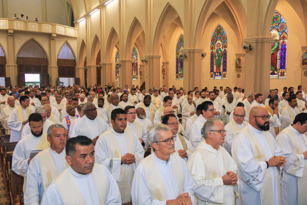 ‘Se Ele chama, Ele nos sustenta’, diz Dom Celso Alexandre ao ser ordenado Bispo - Jornal O São Paulo