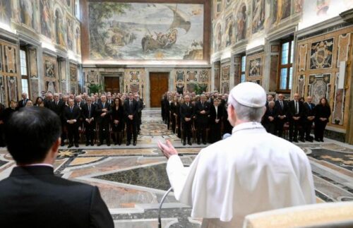 Papa exorta prefeitos a servir o povo com mente lúcida e consciência íntegra