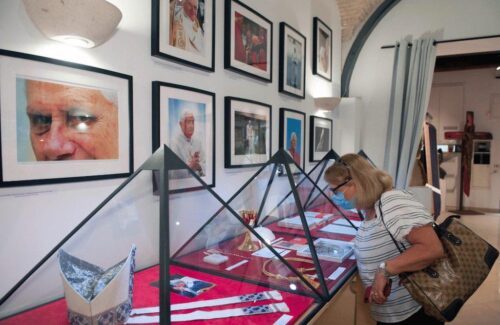 Exposição comemorativa dos 70 anos de sacerdócio de Bento XVI é inaugurada em Roma - Jornal O São Paulo